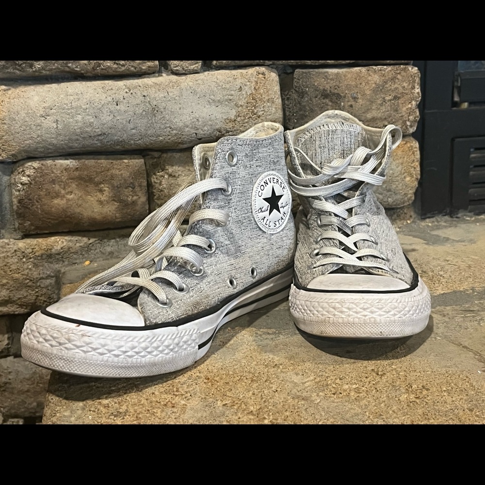 Womens size 7 Hi-top Converse shoes Grey EUC